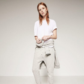 Španělská módní značka Zara uvedla novou unisexovou kolekci oblečení.