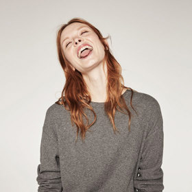 Španělská módní značka Zara uvedla novou unisexovou kolekci oblečení.