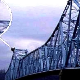 Motýlí muž vyfocen na mostě předtím, než se zřítil. Co je opravdu na mostě vyfotografované, nikdo neví