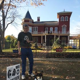 Před svým domem se svým milovaným psem