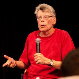 Na jeho kurzech kreativního psaní je narváno k prasknutí.