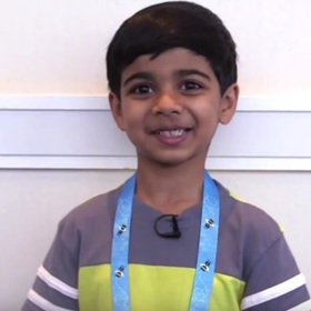 Akash Vukoti je tak moc inteligentní, že se ve dvou letech sám naučil číst a ve třech letech ho dokonce sama přijala Mensa.