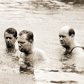 I když filmaři chtěli spíše zataženo a deštivé počasí, bylo v době natáčení neuvěřitelné horko a nespadla ani kapka vody.