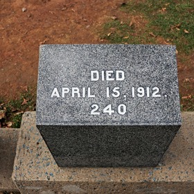 Hroby lidí, kteří na Titaniku zahynuli. I po tolika letech jde z tohoto místa smutek.