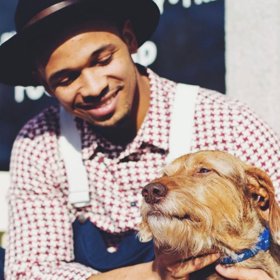 Mimo své fanoušky má rád i psy.