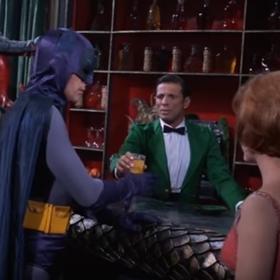 Batman si dává drink u baru.