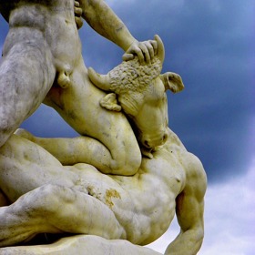 Minotaurus ve svém labyrintu zemřel