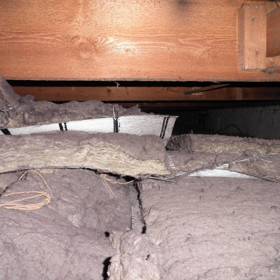 Poškozená stará izolace v ploché střeše.