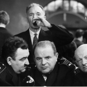 Jedněmi z písní, které hraje orchestr, jsou „From Me To You“ od skupiny The Beatles a „Hvězda na vrbě“ od skupiny Olympic.