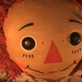 Annabelle na první pohled nevypadá vůbec děsivě. Zdání ale klame