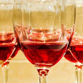 Nepijte příliš alkoholu.