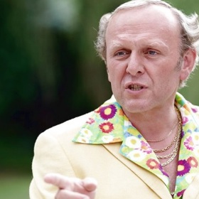 Když něco chceš, popros. Nikdy se nehádej. Chceš-li, aby ti porozuměli, vysvětluj.