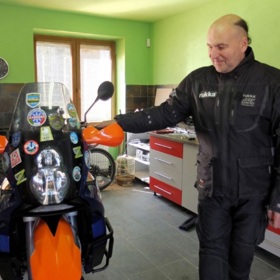 I když nemá nohu, na motorce si vyjede rád.