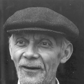 V době natáčení bylo Josefu Kemrovi 54 let.