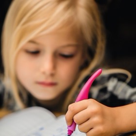 Vyzkoušejte podpořit vysvětlení správného úchopu příběhem o tom, že prostředníček je postýlkou pro tužku, ukazováček polštářkem a palec peřinkou, která tužku přikryje.