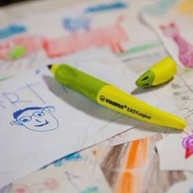 Když dítě stáhne prostředníček nahoru vedle ukazováčku a drží tužku nesprávně, neříkejte „zase špatně“, ale třeba „tužka zase spadla z postýlky“.