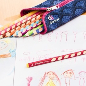 Velkou pomůckou mohou být speciální plošky, které najdete na pastelkách, tužkách či perech od značky Stabilo.