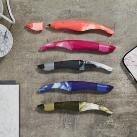 Pamatujete na svoje vlastní školní začátky, kdy učitelé přísně kontrolovali sezení v lavici? Správný úchop jde totiž ruku v ruce se správným sedem.