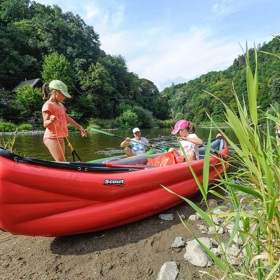 Vltavu jednoduše nelze opomenout, právě sem každoročně míří nejvíce vodáckých nadšenců. Pro české rekreační vodáky je Vltava zárukou stabilního toku i v suchých měsících, množství kempů i oblíbených občerstvení na vodě i na břehu také zpříjemní cestu.