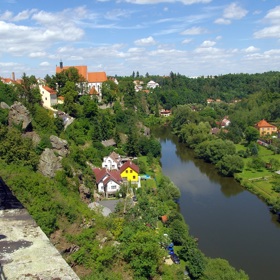 Pokud se budete chtít vydat za kulturou, klasikou je na této trati návštěva Českého Krumlova, za návštěvu ale určitě stojí i kláštery Vyšší Brod a Zlatá Koruna nebo zřícenina Dívčí Kámen.