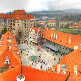 Pokud si budete chtít od vody odpočinout, navštivte třeba Ratajský pivovárek, v něm zákaz pití alkoholu nejen že neplatí, ale naopak se nedoporučuje.