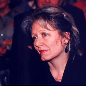 Narodila se v Praze 22. 6. 1949. Její otec byl právník, kterého v 50. letech v rámci akce Inteligence do výroby vyhodili z ministerstva.