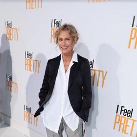 V nové komedii hraje i Lauren Hutton.