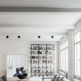 Zemité odstíny propůjčují obýváku meditační ráz. Nenarušuje ho dokonce ani barevná knihovna, a to díky pastelovým přebalům knih.