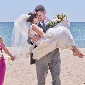 Někteří lidé totiž věří, že stejně oblečené družičky jsou pozůstatkem starověkého Říma.