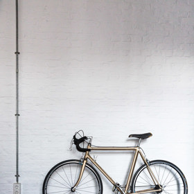 Metalické kolo dokonale zapadá do industriální mozaiky loftu.