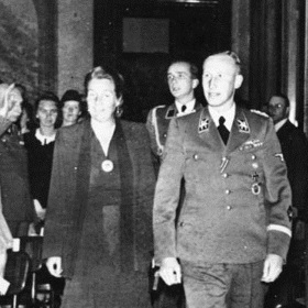 Lina svého manžela v jeho hrozných činech podporovala.