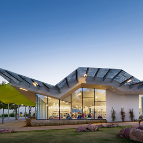 Nejlepší veřejná budova: Pico Branch Library, Koning Eizenberg Architecture Inc. (USA).