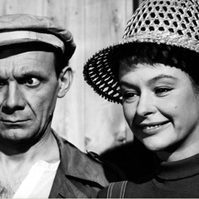 Píseň "Milenci v texaskách" se ozve ve filmu celkem pětkrát, ovšem pokaždé s jiným textem a ani jedna verze nekoresponduje s nahrávkou hranou v rozhlase, pouze v pátém provedení se shodují poslední čtyřverší.