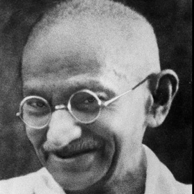 Dovedl Indii ke svobodě a nezávislosti.