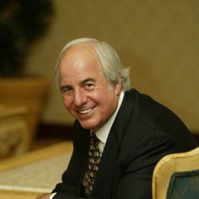 Frank Abagnale své neuvěřitelné zkušenosti s padělatelstvím zůročil ve jménu zákona
