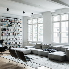 Kontrast černé a bílé hrál designérce do karet – vystačila si skoro jen s ním.