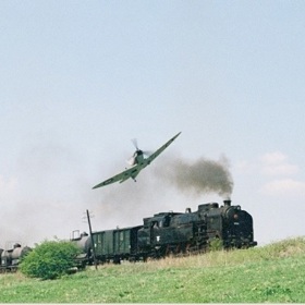 Kvůli šíři obrazu byly použity i objemné kamery, které přenášeli dva silní muži, a objektivy použité i při natáčení Star Wars - ty byly pro svou tíhu převáženy dokonce na valníku.