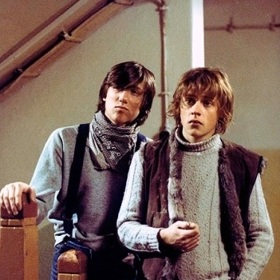 Tento veskrze apolitický film se přesto setkal se stranickou kritikou - jistým soudruhům se údajně nelíbilo, že na konci snímku má pravdu jedinec, a ne kolektiv.