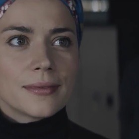 Spolu se svojí čerstvou manželkou a ambiciózní sochařkou Zuzanou (Gabriela Marcinková) se nastěhují do prototypu takového domu ze skla a kamene uprostřed nádherné přírody.