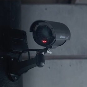 Podle původního námětu, který napsal Marek Epstein s L’ubomírem Slivkou, byl Důvěrný nepřítel více komedie,