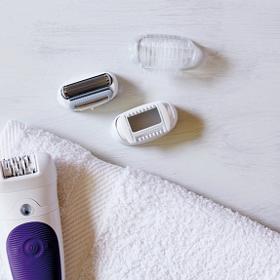 Holit se epilátorem je dosti bolestivé.