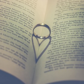 Za vysvědčení je určitě vhodné dát dítěti nějakou odměnu, která ho potěší. Nejčastěji děti dostávají hračky nebo peníze a knihy nejsou pozadu.