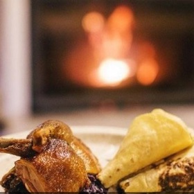 Luxusní hotel se nachází přímo v centru Malokarpatské vinné cesty, což pro návštěvníky znamená spojení dobrého vína, nádherné krajiny, poutavé historie a především autentické gastronomie.