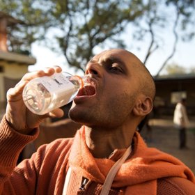 Denně tedy začínají den s touto tekutinou