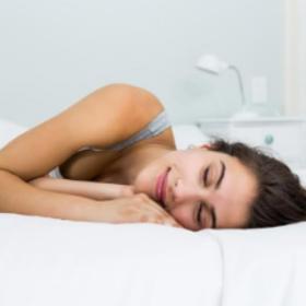 Pravidelnost jde ruku v ruce s kvalitou spánku. Nastavte si tedy pevný režim usínání, který budete dodržovat. Sem patří například uléhání v pravidelnou hodinu. 