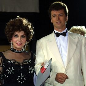 Se španělským podnikatelem Javierem Rigauem. Zfalšoval její podpis a snažil se ji připravit o veškerý majetek skrze falešné manželství.