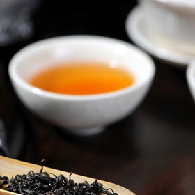 Také můžete vyzkoušet tři sáčky obyčejného černého čaje vylouhované ve vařící vodě.