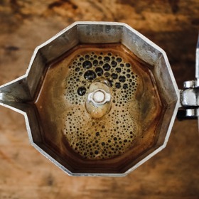 Kávu si připravte tak, jak ji máte rádi, a přidejte pár kostek ledu.