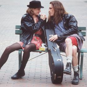 Bridget Fonda a Matt Dillon ve filmu Mládí.