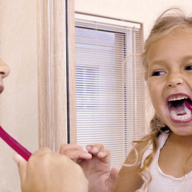 Čištění zubů po každém jídle je holý nesmysl, byť nám tvrdili opak!